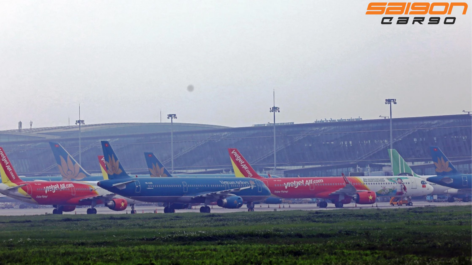 Việt Nam đóng cửa sân bay và sơ tán hàng chục nghìn người để ứng phó bão Bualoi