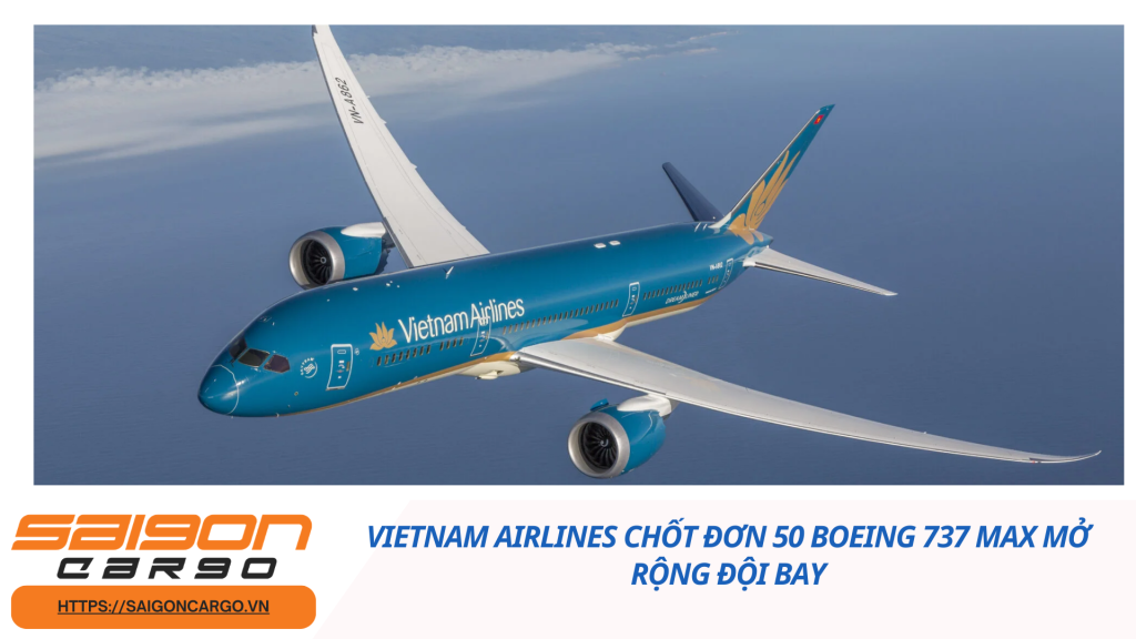 Vietnam Airlines chốt đơn 50 Boeing 737 MAX mở rộng đội bay Vietnam Airlines vừa ký mua 50 máy bay Boeing 737 MAX 8, hợp đồng được hoàn tất ngày 18/2/2026. Hãng ký kết cùng The Boeing Company từ Washington, D.C., Hoa Kỳ. Đây là đơn hàng 737 MAX đầu tiên dành cho máy bay thân hẹp của hãng. Mục tiêu tăng năng lực nội địa và khu vực khi nhu cầu bay vượt trội. Đơn hàng này có vai trò quan trọng trong chiến lược đội tàu bay hiện đại. 1. Chi tiết hợp đồng và mục tiêu chiến lược Vietnam Airlines ký hợp đồng mua 50 Boeing 737-8 MAX để tăng đội bay. Hợp đồng này được ký trong chuyến thăm chính thức của lãnh đạo Việt Nam. Giá trị hợp đồng ước tính khoảng 8,1 tỷ đô la Mỹ. Các máy bay dự kiến bàn giao trong giai đoạn 2030–2032. Các 737 MAX sẽ giúp nâng cao năng lực đường bay nội địa và khu vực. Đây là bước quan trọng trong chiến lược phát triển mạng bay ngắn và trung. 2. Vị trí đội bay và lợi ích vận hành 737 MAX 8 là máy bay thân hẹp có sức chở gần 200 hành khách. Tầm bay khoảng 3.500 hải lý phục vụ nhiều tuyến nội địa và khu vực. Việc bổ sung MAX sẽ tăng tính linh hoạt và tần suất bay. 737 MAX giúp tiết kiệm nhiên liệu so với thế hệ trước. Tính năng này giảm chi phí khai thác và hỗ trợ hiệu quả kinh doanh. Vietnam Airlines hiện đang khai thác đội 17 Boeing 787 Dreamliner. 3. Tác động thị trường và kế hoạch mở rộng Việc mua 737 MAX đánh dấu bước mở rộng mạng bay mạnh mẽ. Nhu cầu vận tải hành khách trong khu vực đang gia tăng nhanh. Thị trường bay Việt Nam dự kiến vượt hơn 75 triệu lượt/năm trong tương lai. Hơn 50 máy bay mới sẽ giúp tăng khả năng phục vụ nhu cầu cao. Động thái này cũng nâng cấp hình ảnh thương hiệu quốc gia. Hãng đặt mục tiêu trở thành đối thủ cạnh tranh trong khu vực. 4. Mối quan hệ hợp tác giữa Vietnam Airlines và Boeing Đơn hàng 737 MAX củng cố hợp tác chiến lược giữa hai bên. Boeing hiện hiện diện rộng trong lĩnh vực đào tạo và hỗ trợ kỹ thuật. Công ty có văn phòng tại Hà Nội và TP. Hồ Chí Minh. Hợp tác này góp phần nâng tầm đội bay Việt Nam toàn cầu. Boeing tiếp tục hỗ trợ kỹ thuật và chuỗi cung ứng cho hãng. 5. Hướng tới tương lai đội bay hiện đại Vietnam Airlines sẽ sử dụng MAX để tối ưu mạng bay nội địa. 737 MAX giúp kết nối các điểm đến trong ASEAN hiệu quả hơn. Hiệu quả nhiên liệu giúp giảm chi phí và phát thải carbon. Hãng cũng đang bàn kế hoạch tiếp nhận máy bay thân rộng. Ước tính tổng đầu tư đội bay có thể vượt 12 tỷ USD. Chiến lược này giúp hãng cạnh tranh bền vững về lâu dài. 6. Kết luận Đơn hàng 50 Boeing 737 MAX là bước ngoặt chiến lược. Nó giúp Vietnam Airlines mở rộng đội bay và thị phần. Khả năng phục vụ nhu cầu nội địa và khu vực tăng mạnh. Động thái này phản ánh kỳ vọng tăng trưởng hàng không Việt Nam. Đây là bước định hình vị thế của hãng trong tương lai. Vietnam Airlines tiếp tục hiện đại hóa đội bay để cạnh tranh toàn cầu.